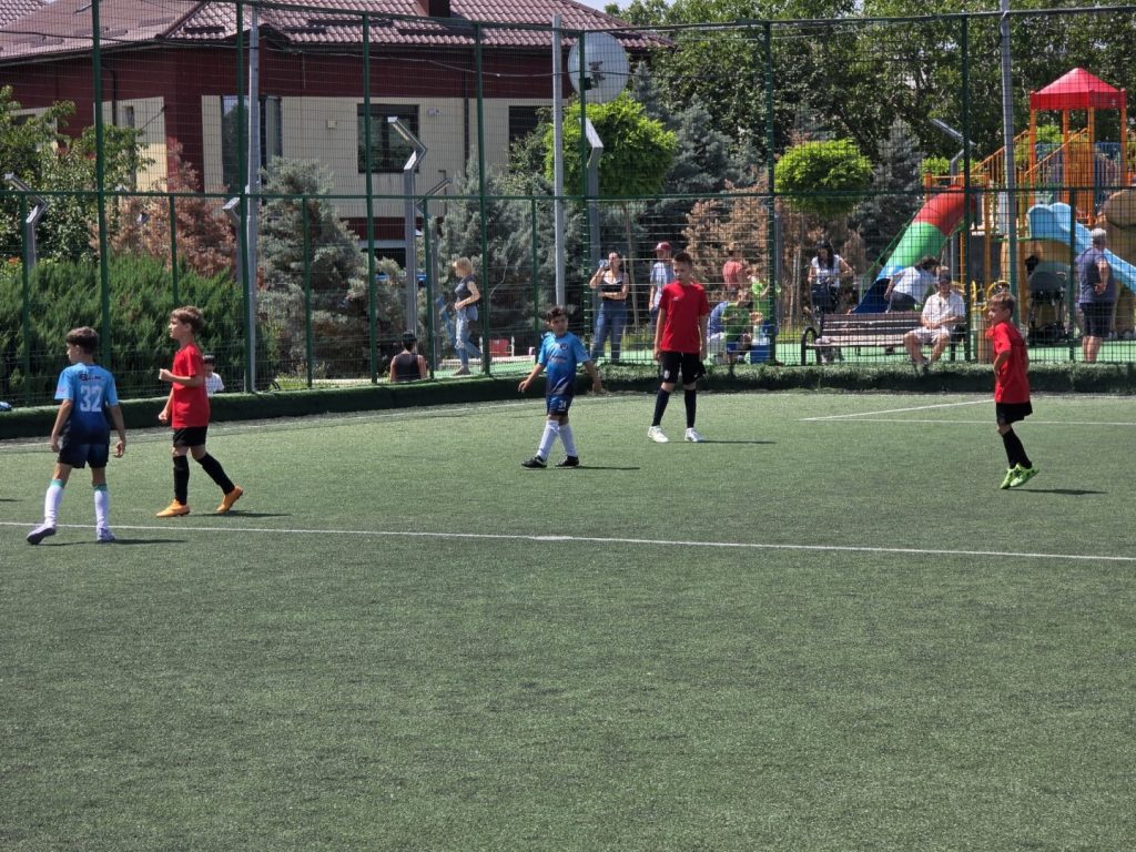 Nicholas Petrescu executând o lovitură liberă dramatică împotriva Școlii de Fotbal Bănel Nicoliță, cu mingea lovind bara în finalul partidei.