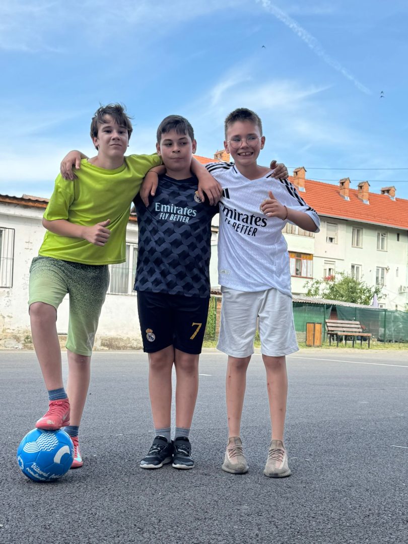 Cei Trei Prieteni de Neînfrânt din Sighișoara: Matei Bellingham, Rareș Vili Jr și Nicholas Mbappe