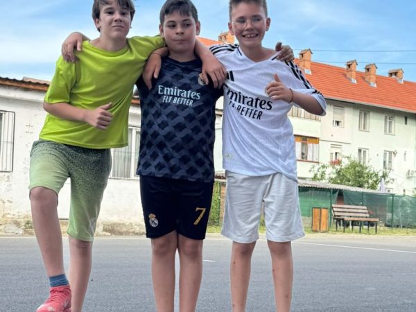 Cei Trei Prieteni de Neînfrânt din Sighișoara: Matei Bellingham, Rareș Vili Jr și Nicholas Mbappe